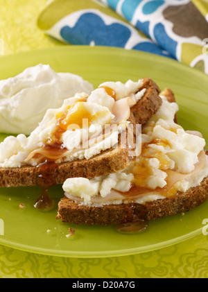 Türkei-Eiweiß-Frühstücks-Sandwich mit Ahornsirup und Joghurt Stockfoto