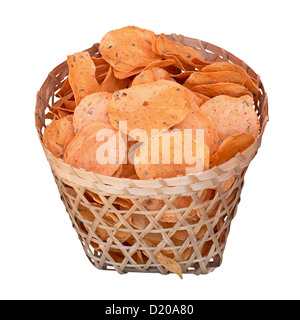 Herkömmliche Kartoffelchips auf weißem Hintergrund. Indonesien, Java. Stockfoto
