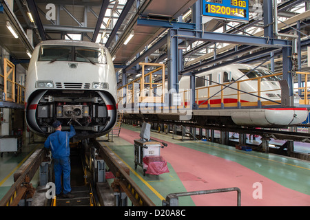 Berlin, Deutschland, Mitarbeiter der Deutschen Bahn ICE Zug steuert eine Stockfoto