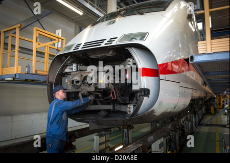 Berlin, Deutschland, Mitarbeiter der Deutschen Bahn ICE Zug steuert eine Stockfoto