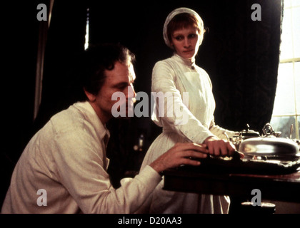 Mary Reilly Mary Reilly Dr. Jekyll (John Malkovich), Mary Reilly (Julia Roberts) *** lokalen Caption *** 1995 Tristar Pictures Stockfoto