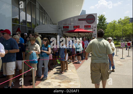 5. Juli 2012 - Atlanta, GA - World of Coca-Cola ist eine ständige Ausstellung mit der Geschichte von the Coca-Cola Company. Das Museum befindet sich auf einem 20 Hektar großen Komplex in der Nähe von Atlanta Centennial Olympic Park, empfängt jährlich mehr als 1 Million Besucher. Es ist ein paar Blocks von der Hauptsitz von Coca-Cola... Bild: Menschenmassen warten ins Museum (Credit-Bild: © Robin Nelson/ZUMAPRESS.com) Stockfoto