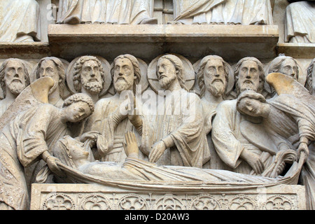 Kathedrale Notre Dame, Paris. Das Portal der Jungfrau Maria. Tod der Jungfrau Maria Stockfoto