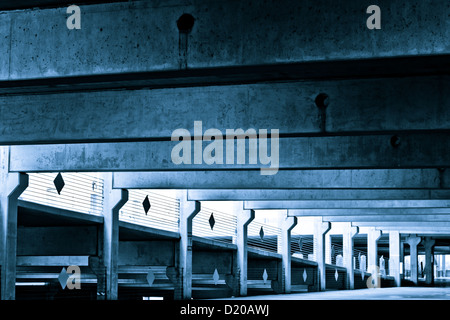 Typische Zement-Parkhaus Stockfoto