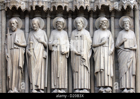 Paris, Kathedrale Notre-Dame, Detail des zentralen Portal. Paulus, Jakobus, Matthäus, Thomas, Philip und Jude Stockfoto