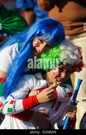 JOHANNESBURG – 24. JUNI: Die Fans Italiens zeigen ihre Begeisterung bei einem Spiel der FIFA Fussball-Weltmeisterschaft Gruppe F zwischen Italien und der Slowakei am 24. Juni 2010 im Ellis Park Stadium in Johannesburg, Südafrika. Nur redaktionelle Verwendung. Stockfoto