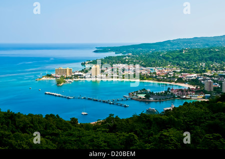 Luftbild-Übersicht der Stadt Ocho Rios zeigen Hotels und Beach Ocho Rios, Jamaika Stockfoto