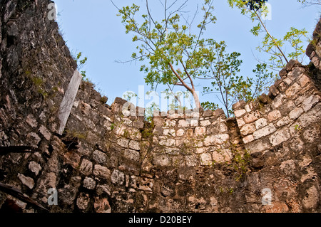 Innenansicht von innen ein alter Stein Sugar Mill Mühle Turm bis zur Sky Montgego Bay Jamaika suchen Stockfoto