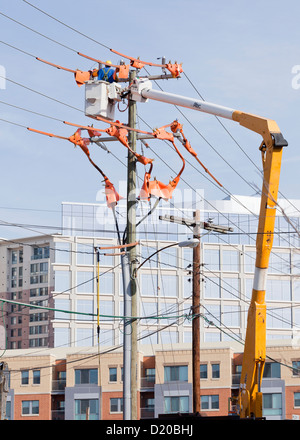 Lineman arbeiten an der elektrischen Leitung - USA Stockfoto