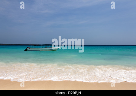 Ein kleines Boot verankert an einem karibischen Strand in der Nähe von Cartagena de Indias, Kolumbien Stockfoto