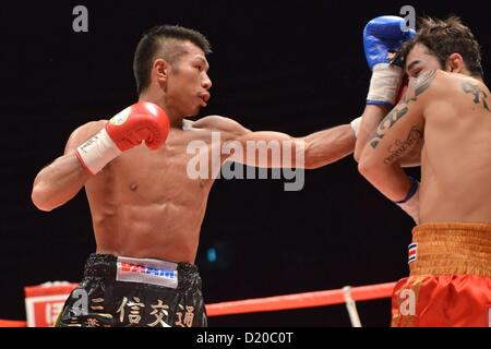 (L-R) Takashi Uchiyama (JPN), Bryan Vasquez (CRC), 31. Dezember 2012 - Boxen: Takashi Uchiyama Japan Hits Bryan Vasquez von Costa Rica in der dritten Runde die WBA super-Federgewicht Titelkampf am Ota-Stadt General Gymnasium in Tokio, Japan. (Foto von Hiroaki Yamaguchi/AFLO) Stockfoto