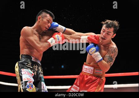 (L-R) Takashi Uchiyama (JPN), Bryan Vasquez (CRC), 31. Dezember 2012 - Boxen: Takashi Uchiyama Japan Hits Bryan Vasquez von Costa Rica während der vierten Runde der WBA super-Federgewicht Titelkampf am Ota-Stadt General Gymnasium in Tokio, Japan. (Foto von Hiroaki Yamaguchi/AFLO) Stockfoto