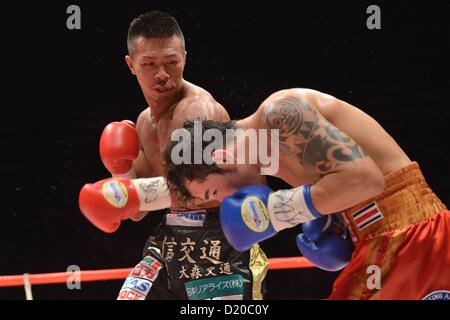 (L-R) Takashi Uchiyama (JPN), Bryan Vasquez (CRC), 31. Dezember 2012 - Boxen: Takashi Uchiyama Japan Hits Bryan Vasquez von Costa Rica in der sechsten Runde der die WBA super-Federgewicht Titelkampf am Ota-Stadt General Gymnasium in Tokio, Japan. (Foto von Hiroaki Yamaguchi/AFLO) Stockfoto