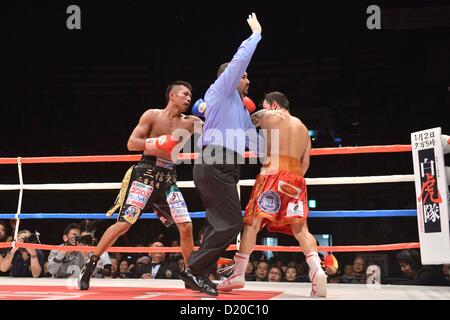 (L-R) Takashi Uchiyama (JPN), Bryan Vasquez (CRC), 31. Dezember 2012 - Boxen: Der Schiedsrichter Schritte zwischen Takashi Uchiyama Japans und Bryan Vasquez von Costa Rica, den Kampf in der achten Runde während der WBA super-Federgewicht Titelkampf am Ota-Stadt General Gymnasium in Tokio, Japan zu stoppen. (Foto von Hiroaki Yamaguchi/AFLO) Stockfoto