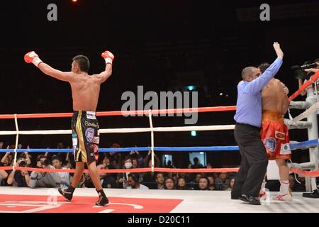 (L-R) Takashi Uchiyama (JPN), Bryan Vasquez (CRC), 31. Dezember 2012 - Boxen: Takashi Uchiyama Japan feiert seinen 8. Runde TKO Sieg über Bryan Vasquez von Costa Rica, wie der Ringrichter des Kampfs während der WBA super-Federgewicht Titelkampf am Ota-Stadt General Gymnasium in Tokio, Japan. (Foto von Hiroaki Yamaguchi/AFLO) Stockfoto