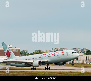 Ein Air Canada Boeing 767 (767-300ER) Jetliner landet auf dem Flughafen Vancouver International Airport. Stockfoto