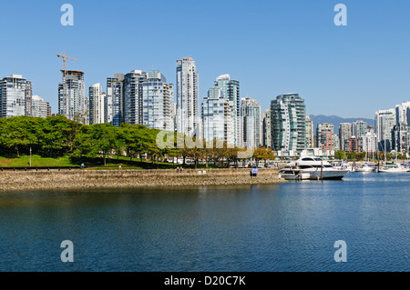 Einen malerischen Blick von der Südseite des Vancouvers False Creek Wasserstraße mit Blick auf Granville Island und Yaletown Bereich. Stockfoto