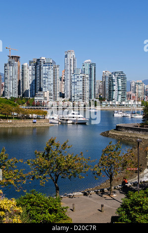 Einen malerischen Blick von der Südseite des Vancouvers False Creek Wasserstraße mit Blick auf das Stadtzentrum und Yaletown Bereich Stockfoto