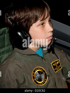 9. Januar 2013 - Anaheim, Kalifornien, USA - nach dem Absetzen in das Cockpit einer f-16 Kämpfer Jet Simulator, Conrad Holzman, 11, konzentriert sich auf dem Bildschirm vor ihm vor Luft/Luft-Kampf mit seinem Freund in der angrenzenden Simulator für ihre Alloted 45 Minuten bei Flightdeck, ein Flug-Simulation-Center in der Nähe von Disneyland welcher bietet neun Kämpfer Jet-Simulatoren und einem kommerziellen Boeing 737-700 Simulator. (Kredit-Bild: © Brian Cahn/ZUMAPRESS.com) Stockfoto