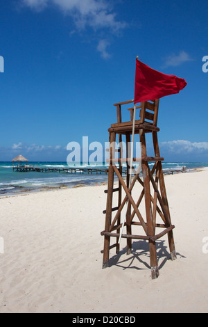 Leere Rettungsschwimmer Post mit einer roten Markierung an einem weißen, karibischer Strand unter freiem Himmel. Stockfoto