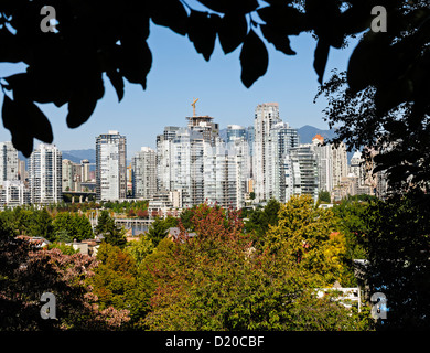 Einen malerischen Blick auf mehrere High-Rise Wohnungen Eigentumswohnung Türme in Vancouvers Yaletown Bezirk. Stockfoto