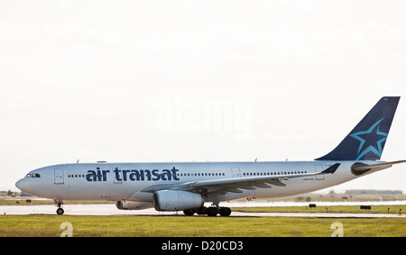 Ein Air Transat Airbus A330 Jetliner fährt vom Vancouver International Airport. Stockfoto