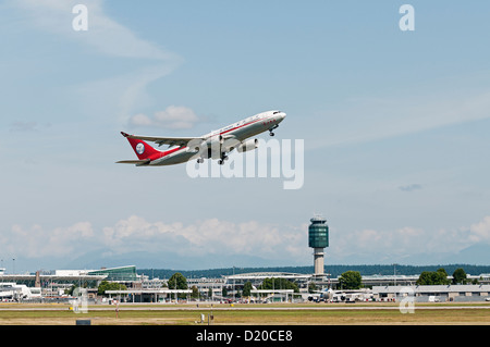 Ein Düsenflugzeug Sichuan Airlines Airbus A330-200 fährt vom Vancouver International Airport Stockfoto