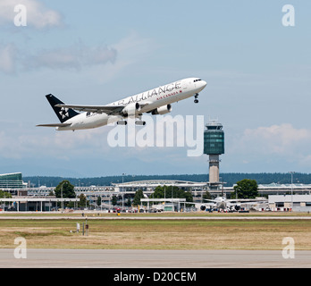 Ein Air Canada Boeing 767-300-ER Jetliner, gemalt in Star Alliance-Sonderlackierung, fährt Vancouver International Airport. Stockfoto