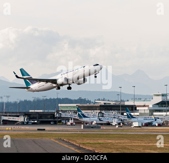 Westjet Airlines Boeing 737 fährt (737-800) Jetliner vom Vancouver International Airport. Stockfoto