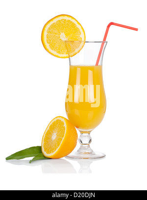 Hurricane Cocktail Glas mit Orangensaft und Orangenscheibe isoliert auf weißem Hintergrund Stockfoto