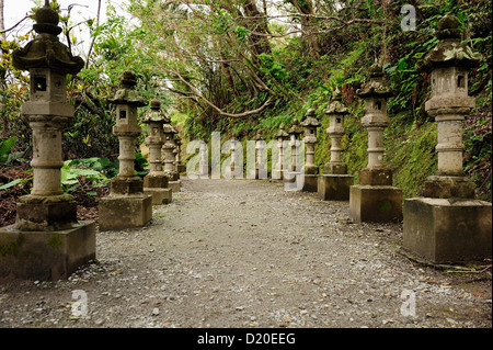 Alten Säulen richten Sie den Eingang zu einem Tempel in der Stadt Nago, Okinawa Stockfoto