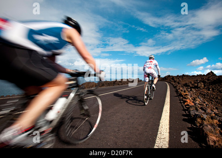 Radfahrer am Kliffufer, Los Hervideros, Lanzarote, Kanarische Inseln, Spanien, Europa Stockfoto