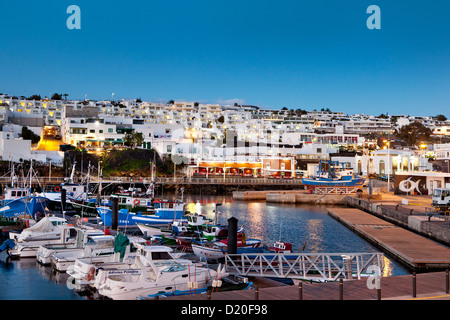 Beleuchteten Hafen am Abend, Puerto del Carmen, Lanzarote, Kanarische Inseln, Spanien, Europa Stockfoto