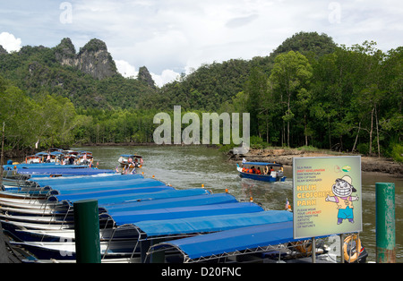 Blick auf Kelim Geoforest Park und warten Ausflugsboote in das Naturschutzgebiet des Mangrovenwaldes Inselgruppe Langkawi, Malaysia, 8. November 2012. Foto: Soeren Stache Stockfoto