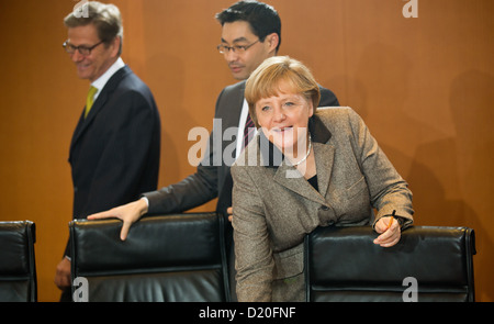 Wirtschaftsminister Philipp Roesler, Bundeskanzlerin Angela Merkel und Außenminister Guido Westerwelle kommen für die wöchentlichen Kabinettssitzung in Berlin, Deutschland, 9. Januar 2013. Heute konzentriert sich das Bundeskabinett auf die kulturellen und pädagogischen Außenpolitik Deutschlands. Foto: MICHAEL KAPPELER Stockfoto