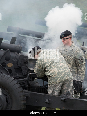 Soldaten schießen Kanonen in Salut anlässlich der Übernahme des Kommandos durch Leutnant General Donald M. Campbell Jr. bei uns Army Airfield in Wiesbaden, Deutschland, 9. Januar 2013. Campbell ist jetzt Kommandant der US-Armee in Europa zwingt. Rund 40.000 Soldaten unter seinem Kommando zu dienen. Foto: Boris Roessler Stockfoto