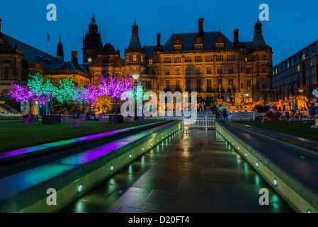 Sheffield Rathaus und Peace Gardens für Weihnachten 2012 mit beleuchtet beleuchtete Figuren und Lichter auf Anzeigen South Yorkshire Stockfoto