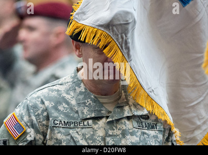 General-Leutnant Donald M. Campbell Jr. übernimmt das Kommando bei uns Army Airfield in Wiesbaden, Deutschland, 9. Januar 2013. Campbell ist jetzt den kommandierenden General der US Army in Europa. Foto: BORIS ROESSLER Stockfoto