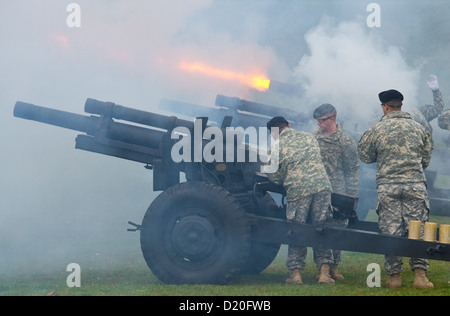 US-Soldaten geben Böllerschüssen anlässlich der Übernahme des Kommandos durch Generalleutnant Donald M. Campbell Jr. bei uns Army Airfield in Wiesbaden, Deutschland, 9. Januar 2013. Campbell ist jetzt den kommandierenden General der US Army in Europa. Foto: BORIS ROESSLER Stockfoto