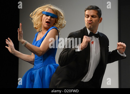 Schauspielerin Maria Furtwaengler (als Chris Gorman) und Schauspieler Pasquale Aleardi (als Ken Gorman) Stand auf der Bühne im Theater am Kurfürstendamm in Berlin, Deutschland, 9. Januar 2013. Das Spiel "Gerüchte... Gerüchte werden am 13. Januar 2013 premiere. Foto: BRITTA PEDERSEN Stockfoto