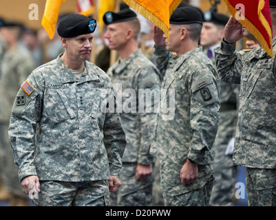 General-Leutnant Donald M. Campbell Jr. (L) übernimmt das Kommando bei uns Army Airfield in Wiesbaden, Deutschland, 9. Januar 2013. Campbell ist jetzt den kommandierenden General der US Army in Europa. Foto: BORIS ROESSLER Stockfoto