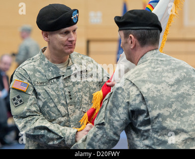 General-Leutnant Donald M. Campbell Jr. (L) übernimmt das Kommando bei uns Army Airfield in Wiesbaden, Deutschland, 9. Januar 2013. Campbell ist jetzt den kommandierenden General der US Army in Europa. Foto: BORIS ROESSLER Stockfoto