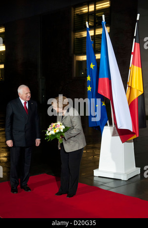 Deutsche Bundeskanzlerin Angela Merkel (CDU) begrüßt der tschechische Staatspräsident Vaclav Klaus vor dem Bundeskanzleramt in Berlin, Deutschland, 9. Januar 2013. Die beiden diskutieren europäische Themen und die bilateralen Beziehungen zwischen Deutschland und Tschechien. Foto: MARC TIRL Stockfoto