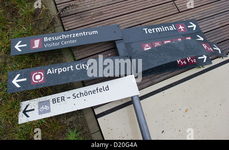 Ein Zeichen werden bei stumpfen Wetter in Schönefeld, Deutschland, 9. Januar 2013 am neuen Berliner Flughafen Berlin Brandenburg Willy Brandt (BER) gesehen. Der neue Flughafen wird nicht vor 2014 geöffnet. Foto: PATRICK PLEUL Stockfoto