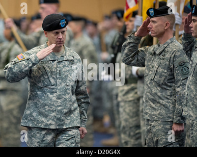 General-Leutnant Donald M. Campbell Jr. (L) übernimmt das Kommando bei uns Army Airfield in Wiesbaden, Deutschland, 9. Januar 2013. Campbell ist jetzt den kommandierenden General der US Army in Europa. Foto: BORIS ROESSLER Stockfoto