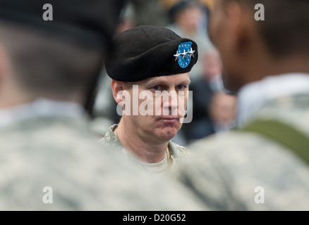 General-Leutnant Donald M. Campbell Jr. übernimmt das Kommando bei uns Army Airfield in Wiesbaden, Deutschland, 9. Januar 2013. Campbell ist jetzt den kommandierenden General der US Army in Europa. Foto: BORIS ROESSLER Stockfoto