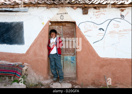 Child Welfare Organisation Plan unterstützt Menschen indigener Herkunft in der Region von Cusco, Peru. 722 Familien in 43 Gemeinden erhalten Zugang zu Kredit-Programme, Menschen aus der extremen Armut zu bringen. Es gibt auch Schulungen für die Zucht von Tieren. Stockfoto