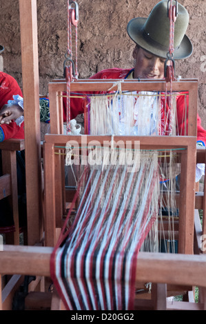 Frauen in einem Dorf in den Anden haben eine Genossenschaft gegründet und produzieren, Gürtel, Taschen, Tücher, die sie an Touristen zu verkaufen. NGO planen, bietet Schulungen und Materialien, Webstühle und Nähmaschinen. Gewinne werden 50 % in die Gemeinschaft, 50 % der einzelnen Frau geteilt. Stockfoto