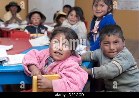 Child Welfare Organisation Plan unterstützt Menschen indigener Herkunft in der Region von Cusco, Peru. 722 Familien in 43 Gemeinden erhalten Zugang zu Kredit-Programme, Menschen aus der extremen Armut zu bringen. Es gibt auch Schulungen für die Zucht von Tieren. Stockfoto