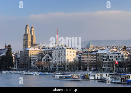 Kirche-Grossmuenster mit Fluss Limmat im Vordergrund, Zürich, Schweiz Stockfoto